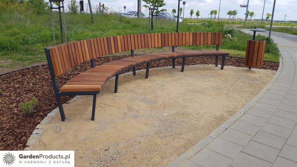 Nowoczesne, drewniane ławki Wzgórza Kalisza