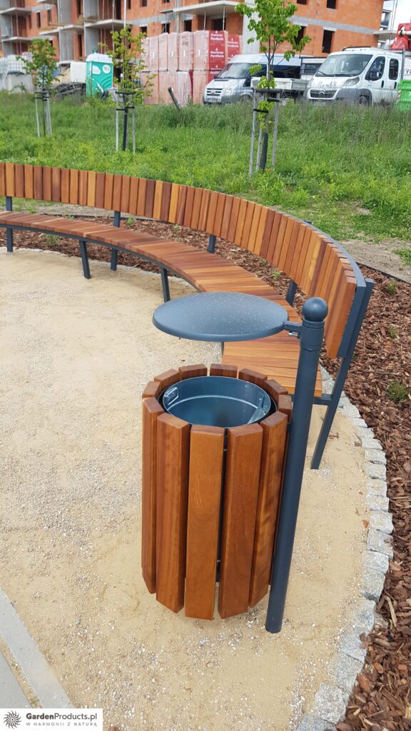 Nowoczesne, drewniane ławki Wzgórza Kalisza