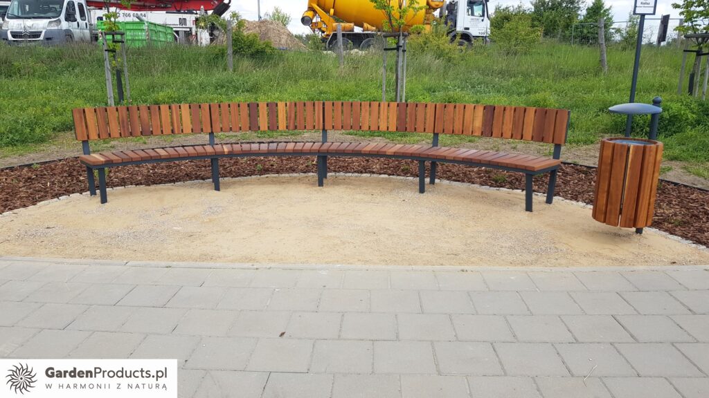 Nowoczesne, drewniane ławki Wzgórza Kalisza