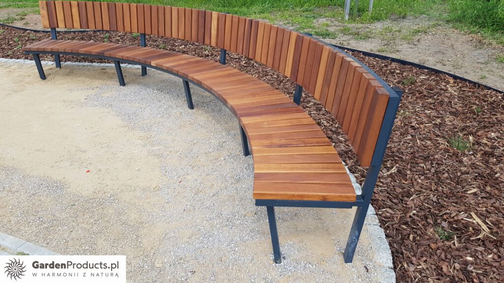 Nowoczesne, drewniane ławki Wzgórza Kalisza