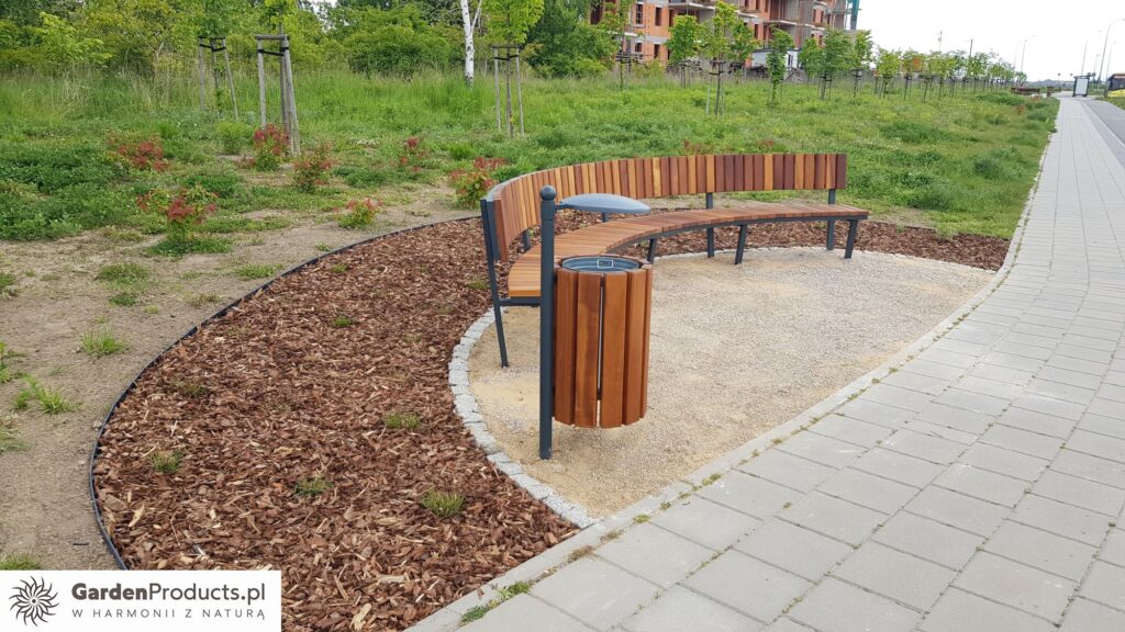 Nowoczesne, drewniane ławki Wzgórza Kalisza