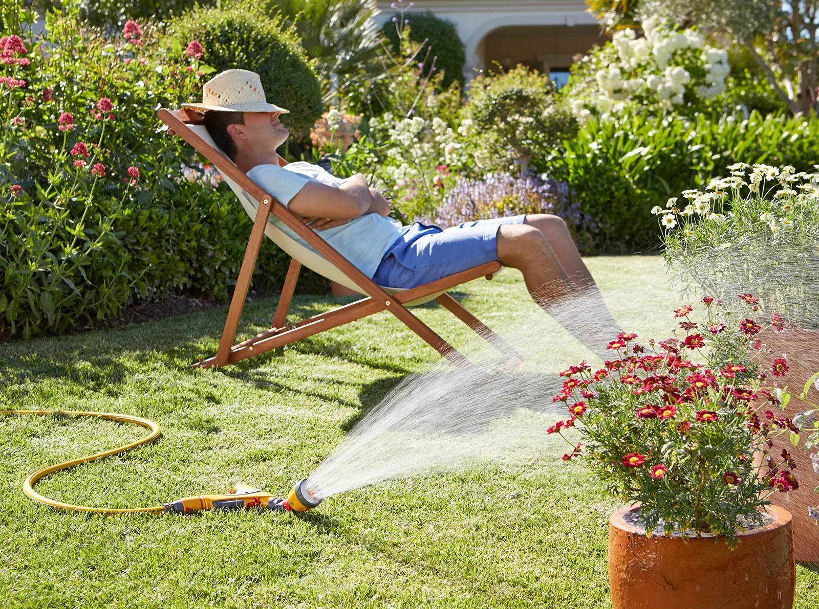 Mężczyzna w ogrodzie się relaksuje