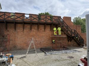 Prace konserwatorskie przy murach baszta Dorotka w Kaliszu