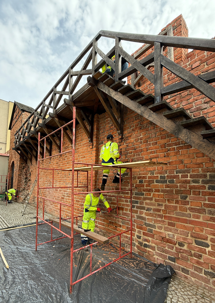 Prace konserwatorskie przy murach baszta Dorotka w Kaliszu