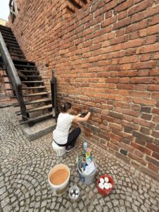 Prace konserwatorskie przy murach baszta Dorotka w Kaliszu