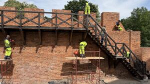 Prace konserwatorskie przy murach baszta Dorotka w Kaliszu