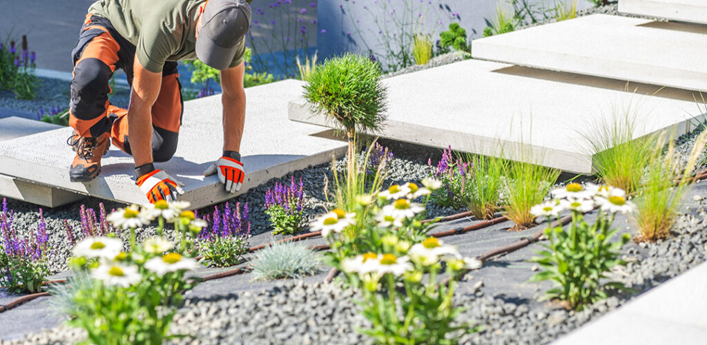 Ogrodnik zakładana system automatycznego nawadniania u klienta